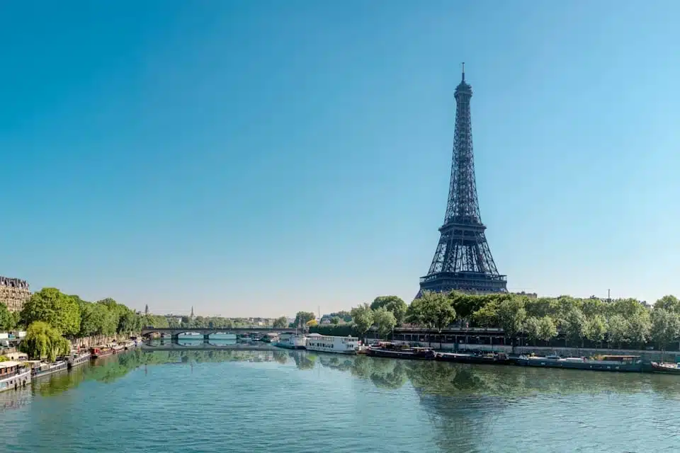 seine river eiffel tower