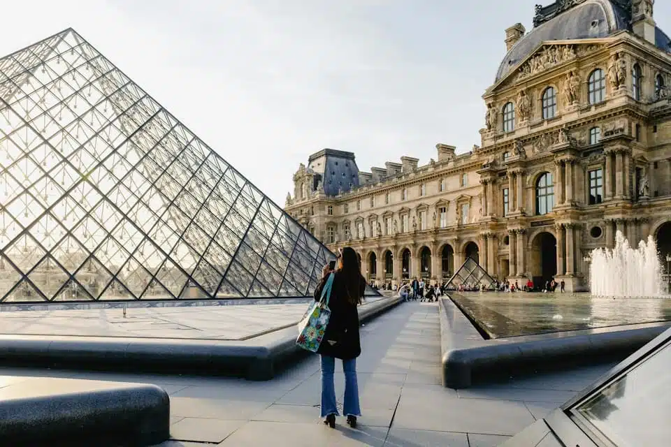 tourist in front of louvre